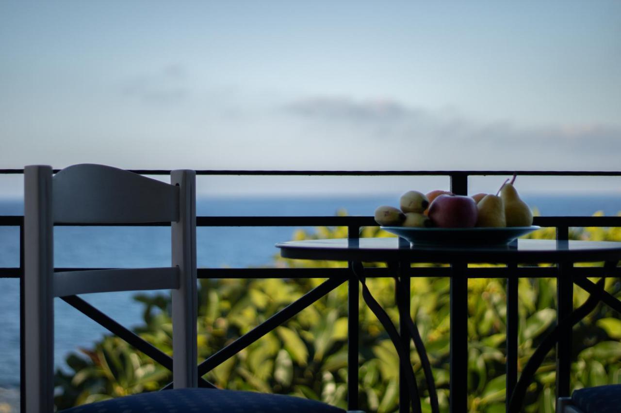 The Island House - Family Size Apt - Overlooking The Aegean - 3 Steps From The Beach Мохлос Екстериор снимка