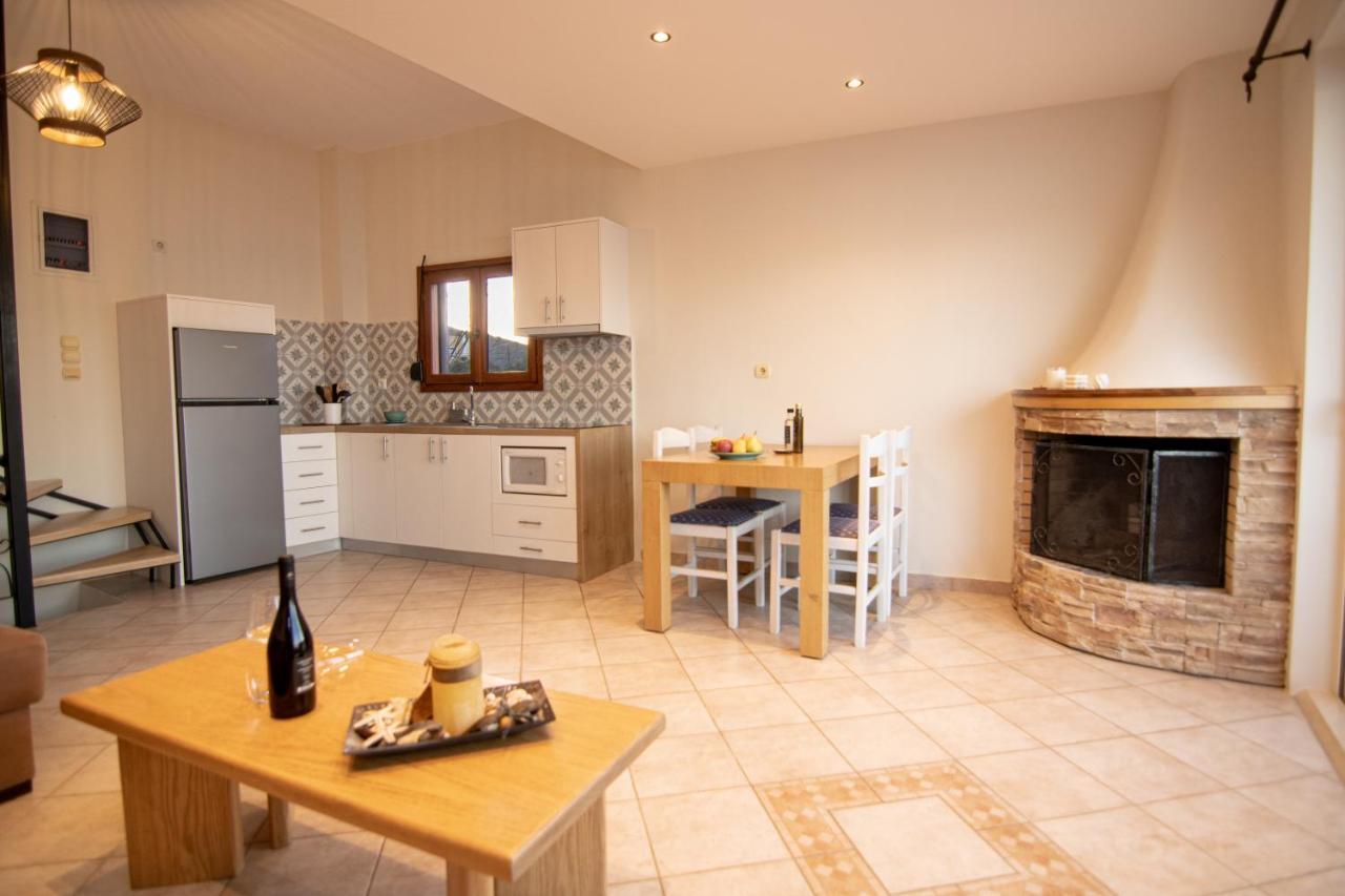 The Island House - Family Size Apt - Overlooking The Aegean - 3 Steps From The Beach Мохлос Екстериор снимка