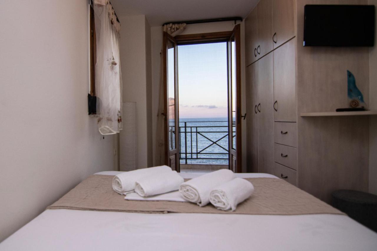 The Island House - Family Size Apt - Overlooking The Aegean - 3 Steps From The Beach Мохлос Екстериор снимка