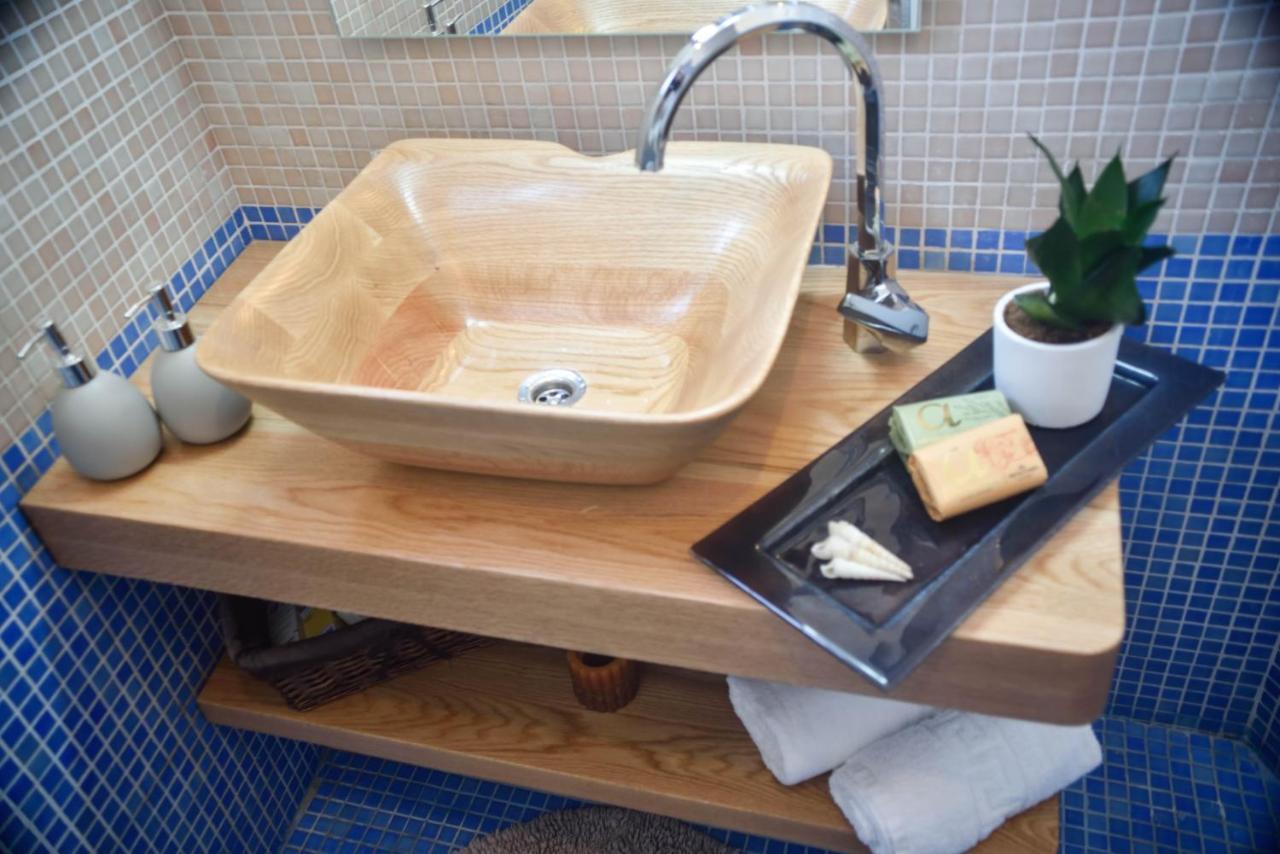 The Island House - Family Size Apt - Overlooking The Aegean - 3 Steps From The Beach Мохлос Екстериор снимка