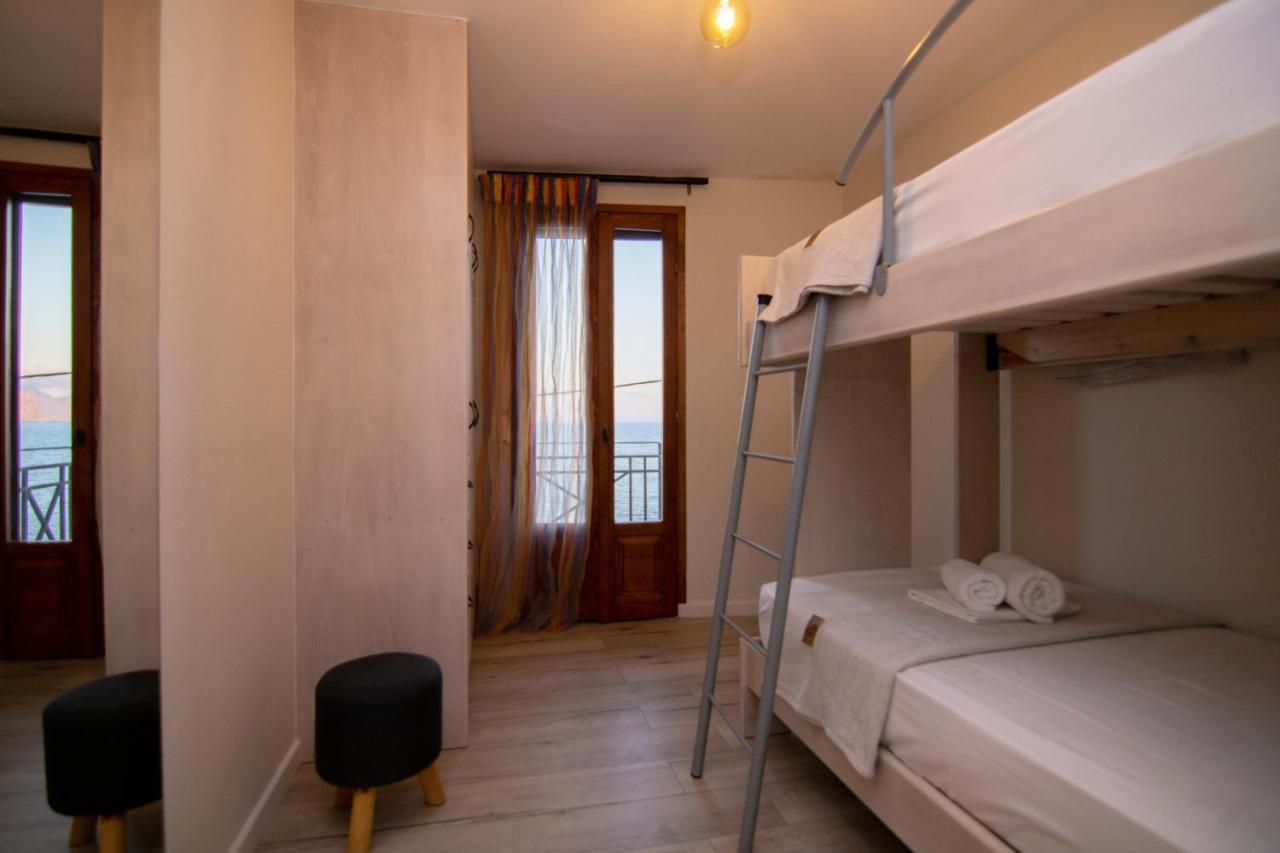 The Island House - Family Size Apt - Overlooking The Aegean - 3 Steps From The Beach Мохлос Екстериор снимка